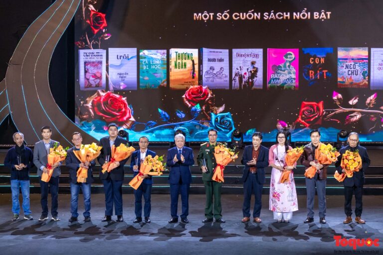 Risto Isomäen romaani Con Rit sai Vietnamin tärkeimmän kirjallisuuspalkinnon ensimmäisenä ulkomaisena teoksena koskaan